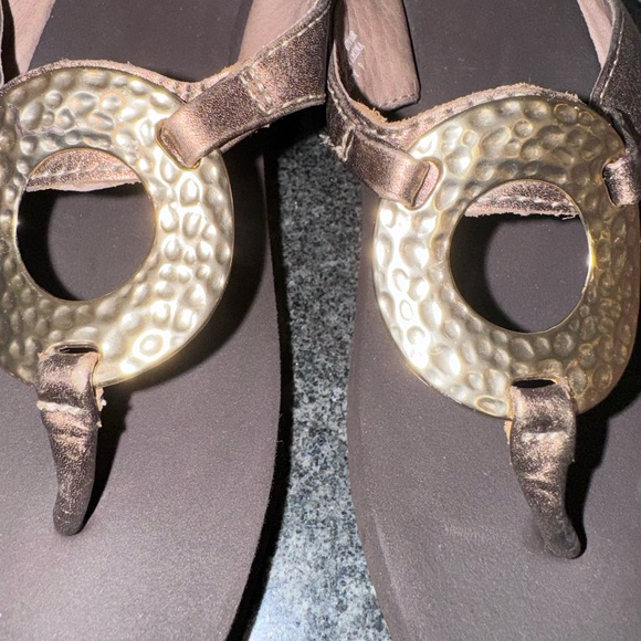 💥FINAL YELLOW BOX Cassidy metallic bronze sandals women’s flip flops size 9 - Picture 12 of 16